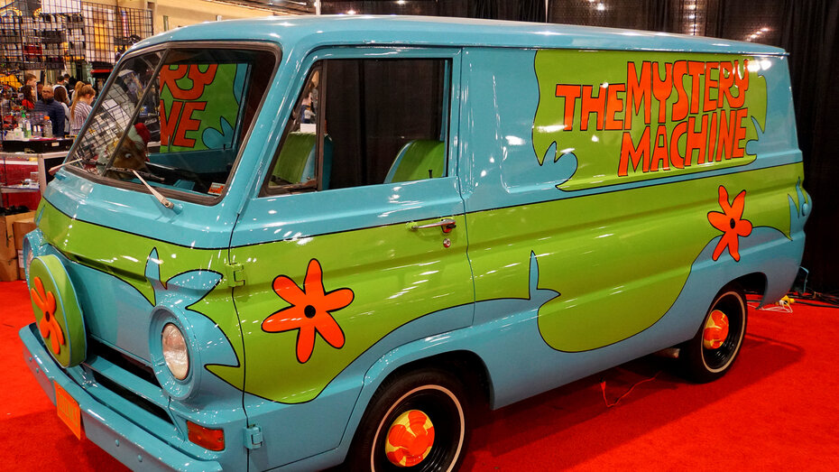 Ein bunt bemalter Van mit der Aufschrift "Mystery Machine"