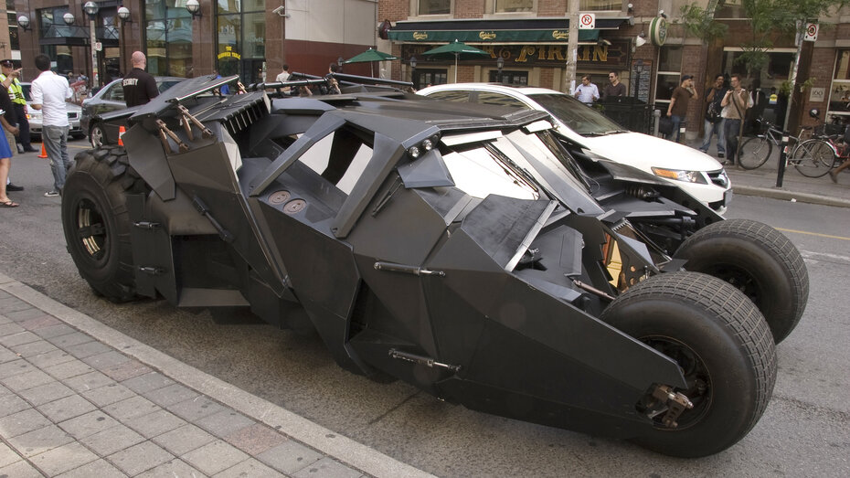 Ein modernes Batmobil steht auf der Straße
