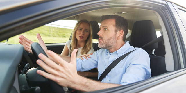 Ein Mann und eine Frau streiten sich im Auto