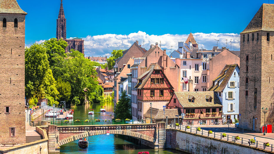 Malersischer Flusskanal und Architekturansicht in Straßburg, Region Elsass in Frankreich.