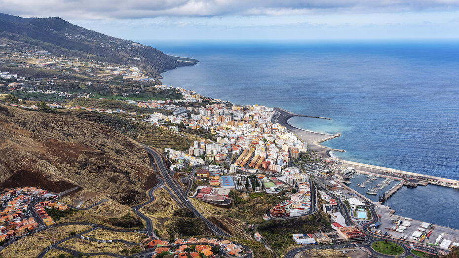 Panoramablick auf die Hauptstadt der Kanarischen Insel La Palma, Santa Cruz de La Palma.