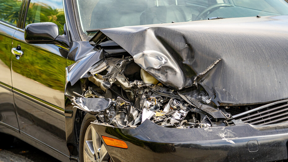 Zerstörter Scheinwerfer und Karosserie eines Autos