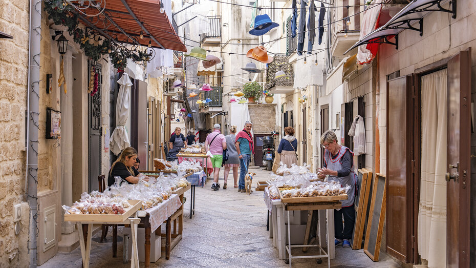 Einheimische Frauen verkaufen handgemachte, authentische Pasta in der Altstadt von Bari.
