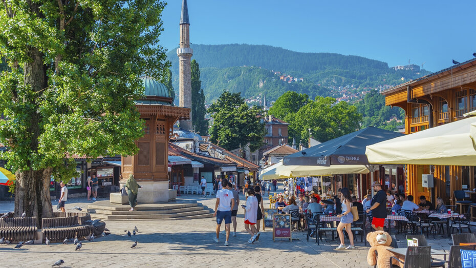 Sebilj-Brunnen auf dem Baščaršija-Platz an einem sonnigen Tag in Sarajevo, Bosnien und Herzegowina.
