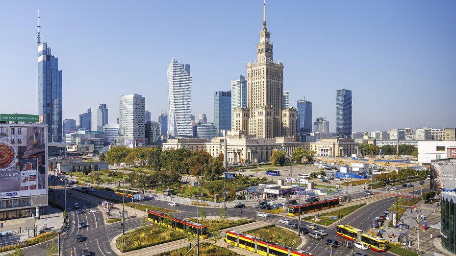 Warschauer Skyline mit Wolkenkratzern, dem Kultur- und Wissenschaftspalast sowie Straßenbahnen und öffentlichem Nahverkehr im Stadtzentrum von Warschau, Polen.