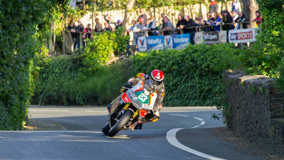 Ein Motorradfahrer fährt auf der Isle of Man