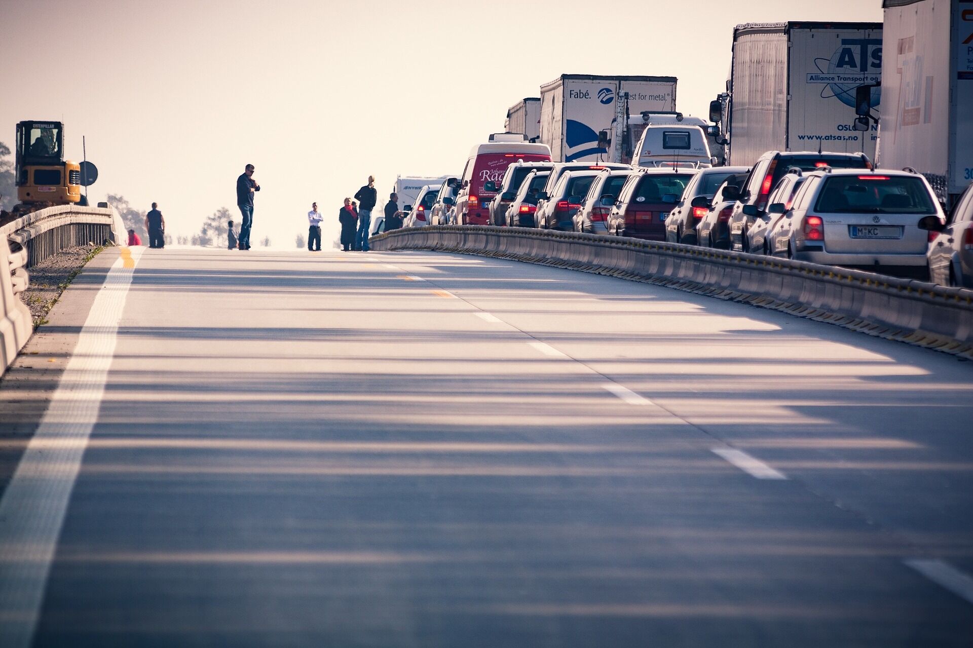 Fahrzeuge stehen auf einer zweispurigen Autobahn im Stau