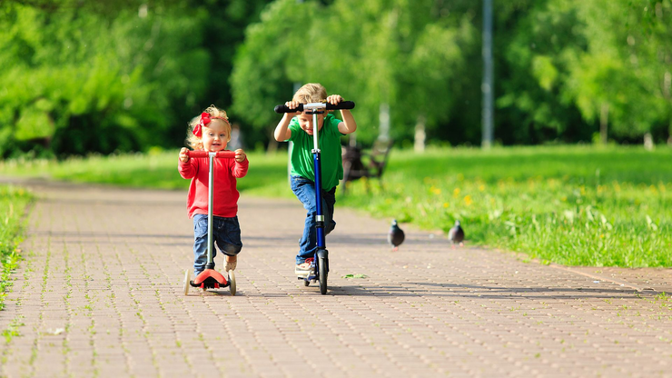 Micro-Scooter, Tretroller, Kleinfahrzeuge © iStockphoto Micro-Scooter Tretroller Kleinfahrzeuge iStockphoto