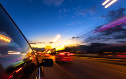Autos auf Autobahn bei Abenddämmerung.