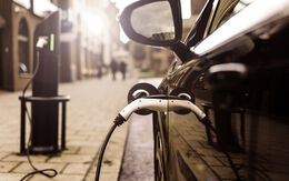 Elektroauto an der E-Ladesäule auf der Straße.