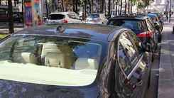 Parkende Autos am Straßenrand