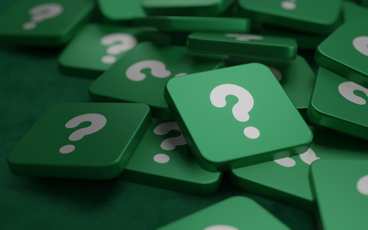 ÖAMTC Am Puls FAQ Grüne Rechtecken mit weißen Fragezeichen aufgedruckt die aufeinander liegen.