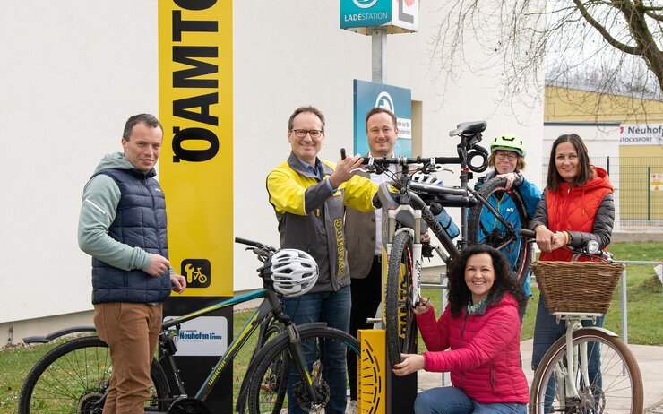 Ersatz-Gemeinderat Mag. Clemens Czapka (ÖVP), ÖAMTC Oberösterreich-Landesdirektor Mag. Harald Großauer, Gemeinderat Daniel Krawinkler (SPÖ), Gemeinderätin Mag. Helena Kirchmayr (ÖVP, vorne), Radfahrbeauftragte Gemeinderätin Karin Chalupar (GRÜNE) und Bürgermeisterin Petra Baumgartner (ÖVP). ÖAMTC Fahrrad-Station Neuhofen an der Krems.jpg ÖAMTC OÖ