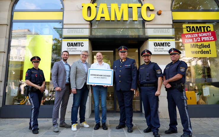 ÖAMTC PopUp x Polizei Gemeinsam.Sicher Vertreter des ÖAMTC und der Polizei Wien stehen vor dem Cityshop am Schubertring und verkünden die Sicherheitspartnerschaft GEMEINSAM.SICHER