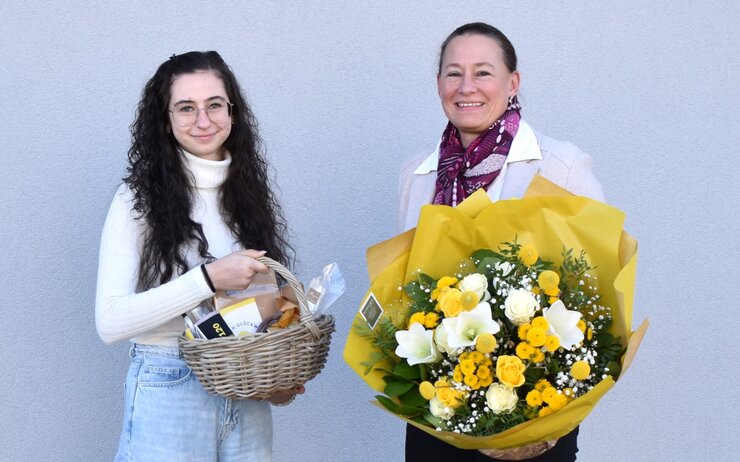 Das 150.000 Mitglied Verena Körbler mit Geschenkkorb und Blumenstrauß, überreicht von Landesdirektorin Martina Schlegel-Lanz