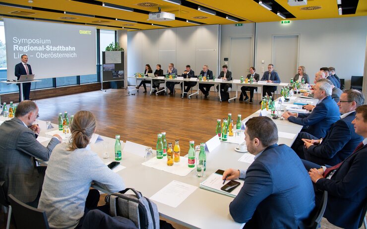 Der ÖAMTC Oberösterreich hat als neutrale Plattform alle Interessensgruppen des Schieneninfrastrukturprojekts Regional-Stadtbahn zu einem gemeinsamen Informationsaustausch geladen. Symposium Regional-Stadtbahn ÖAMTC OÖ
