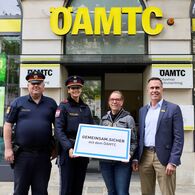 Auf dem Foto posieren Oberst Christian Hackl, Stadtpolizeikommandant des Stadtpolizeikommandos Innere Stadt, eine Grätzl-Polizistin, Barbara Küblbäck, Stützpunktleiterin ÖAMTC Schubertring und Oliver Krupitza, ÖAMTC-Landesdirektor für Wien, Niederösterreich und dem Burgenland