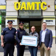 Auf dem Foto posieren Oberst Christian Hackl, Stadtpolizeikommandant des Stadtpolizeikommandos Innere Stadt, eine Grätzl-Polizistin, Barbara Küblbäck, Stützpunktleiterin ÖAMTC Schubertring und Oliver Krupitza, ÖAMTC-Landesdirektor für Wien, Niederösterreich und dem Burgenland