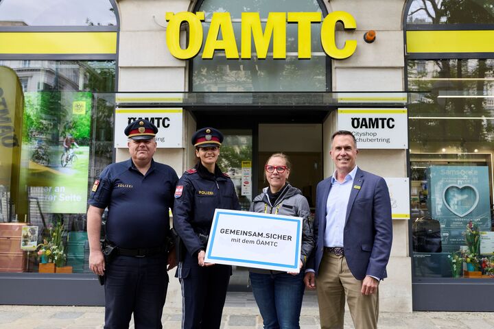 Auf dem Foto posieren Oberst Christian Hackl, Stadtpolizeikommandant des Stadtpolizeikommandos Innere Stadt, eine Grätzl-Polizistin, Barbara Küblbäck, Stützpunktleiterin ÖAMTC Schubertring und Oliver Krupitza, ÖAMTC-Landesdirektor für Wien, Niederösterreich und dem Burgenland
