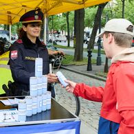 Das Bild zeigt einen Passanten im Gespräch mit einer Grätzl-Polizistin