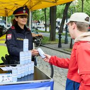 Das Bild zeigt einen Passanten im Gespräch mit einer Grätzl-Polizistin
