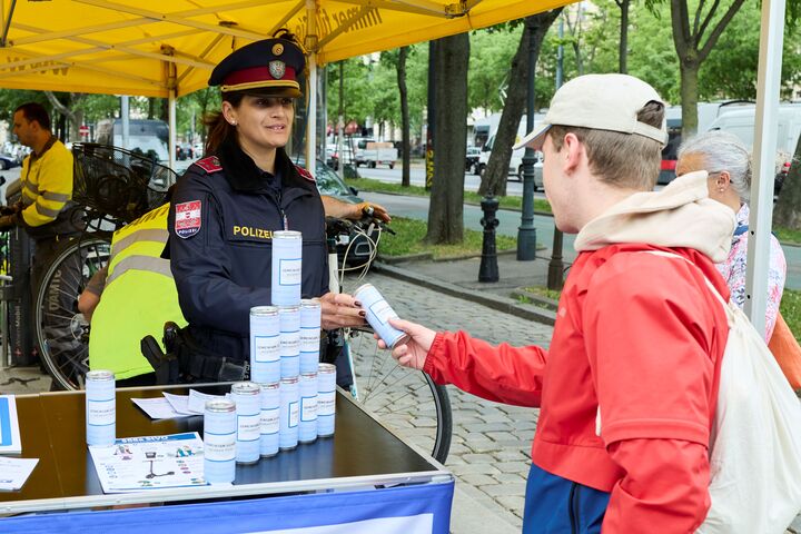 Das Bild zeigt einen Passanten im Gespräch mit einer Grätzl-Polizistin