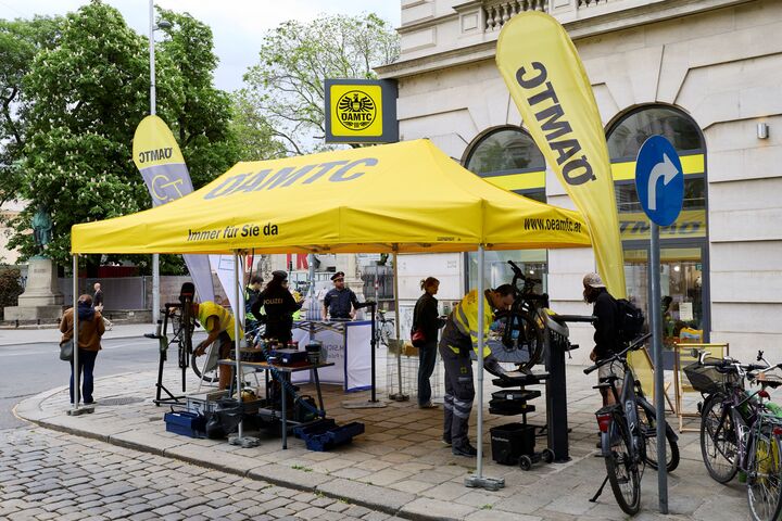Das Bild zeigt einen Passanten im Gespräch mit einer Grätzl-Polizistin