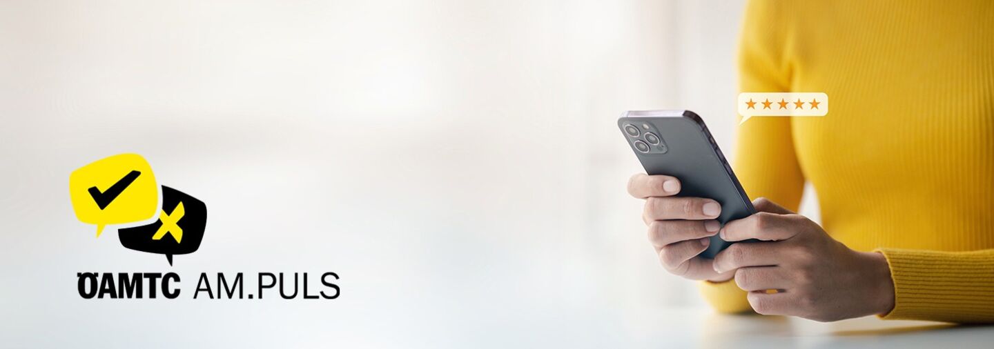 Headerbild der ÖAMTC AM PULS Umfrage zeigt eine Person die auf dem Handy scrollt sowie das Logo.