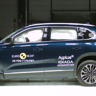 ÖAMTC-Crashtest - Togg T10X Ein Auto, das im Zuge eines Crashtests frontal gegen ein Hindernis prallt.