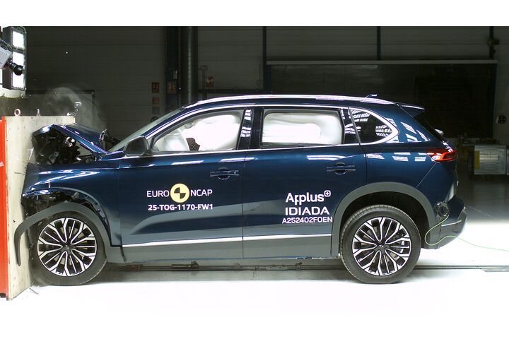 Ein Auto, das im Zuge eines Crashtests frontal gegen ein Hindernis prallt.