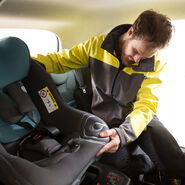 ÖAMTC-Mitarbeiter testet den Einbau eines Kindersitzes im Auto