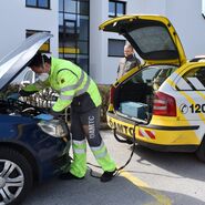 Pannenfahrer vor geöffneter Motorhaube