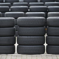 Viele schwarze Autoreifen gestapelt.