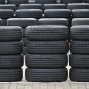 Viele schwarze Autoreifen gestapelt.