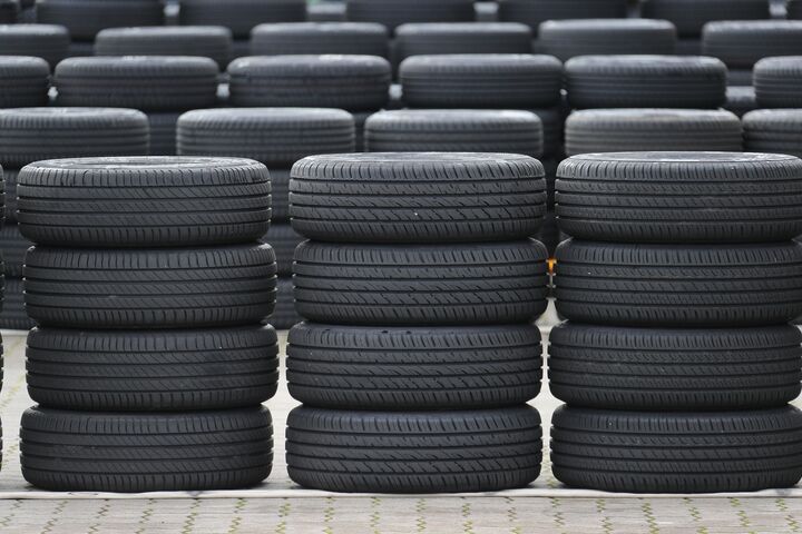Viele schwarze Autoreifen gestapelt.