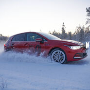 Auto fährt auf Schneefahrbahn