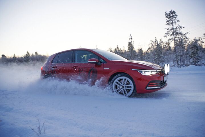 Auto fährt auf Schneefahrbahn