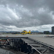 Ein gelber Hubschrauber auf einem Dachlandeplatz