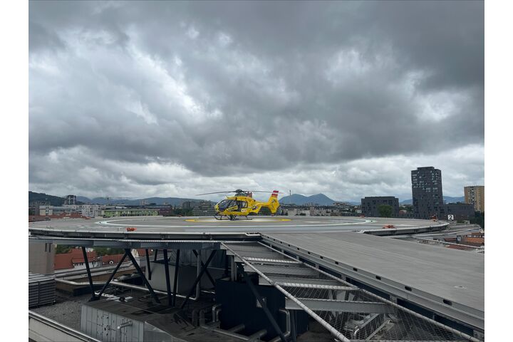 Ein gelber Hubschrauber auf einem Dachlandeplatz