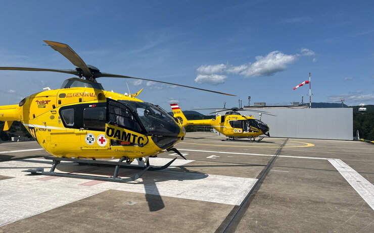 ÖAMTC_ITH-Rückholung Ljubljana (4).jpeg Zwei gelbe Notarzthubschrauber auf einem Dachlandeplatz
