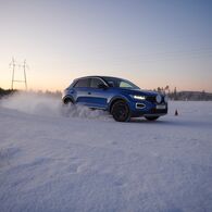 ÖAMTC_Winterreifentest-3 Ein Testfahrzeug driftet mit Winterreifen auf winterlicher Fahrbahn während die Sonne untergeht