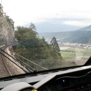 Blick aus dem Fenster eines Triebwagens Richtung Inntal