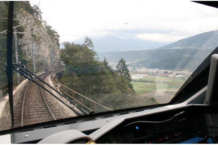 Blick aus dem Fenster eines Triebwagens Richtung Inntal