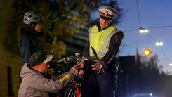 In Kooperation mit der Polizei tauschte der ÖAMTC Oberösterreich das defekte Licht am Fahrrad aus und informierte über die Wichtigkeit einer ausreichenden Beleuchtung.