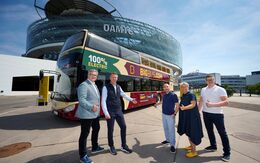 Ein großer Doppeldecker Reisebus steht vor dem ÖAMTC Mobilitätszentrum in Wien. Fünf Mitarbeiter vom ÖAMTC und Bis Bus stehen davor.
