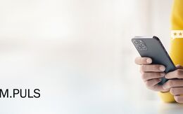 Headerbild der ÖAMTC AM PULS Umfrage zeigt eine Person die auf dem Handy scrollt sowie das Logo.