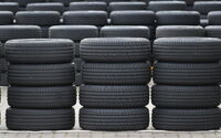 Viele schwarze Autoreifen gestapelt.