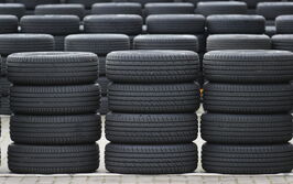 Viele schwarze Autoreifen gestapelt.