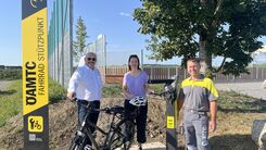 Gerhard Prantner (Leiter ÖAMTC-Stützpunkt St. Valentin), Kerstin Suchan-Mayr (Bürgermeisterin St. Valentin) und Andreas Katzenschläger (ÖAMTC-Stützpunkt St. Valentin) präsentieren neuen Fahrrad-Stützpunkt in St. Valentin