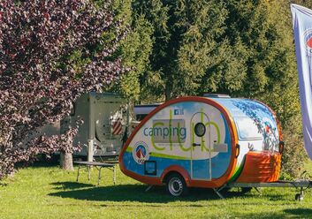 Das Foto zeigt den ÖCC Wohnwagen.